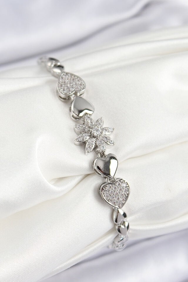 Pirinç Zirkon Taşlı Kalp Detaylı Çiçek Model Gümüş Renk Kadın Bileklik