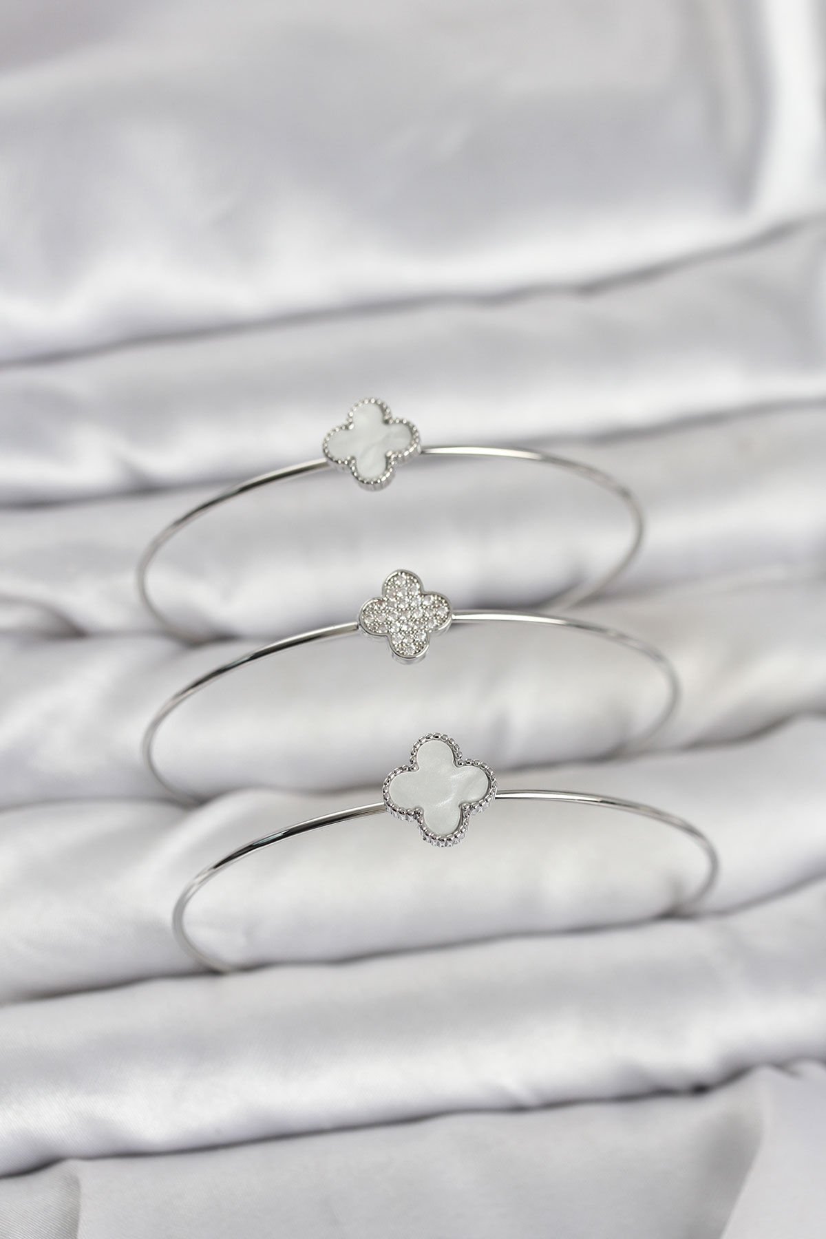 Gümüş Renk Yonca Model Zirkon Taşlı 3'lü Kadın Bileklik Kombini