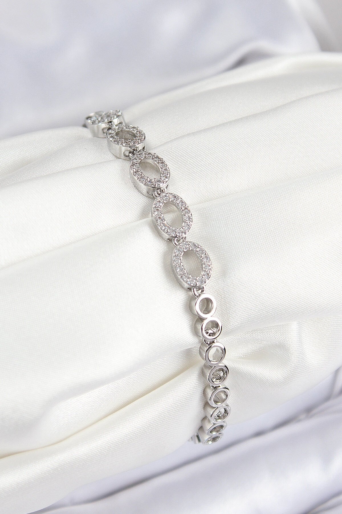 Pirinç Zirkon Taşlı Oval Model Gümüş Renk Kadın Bileklik