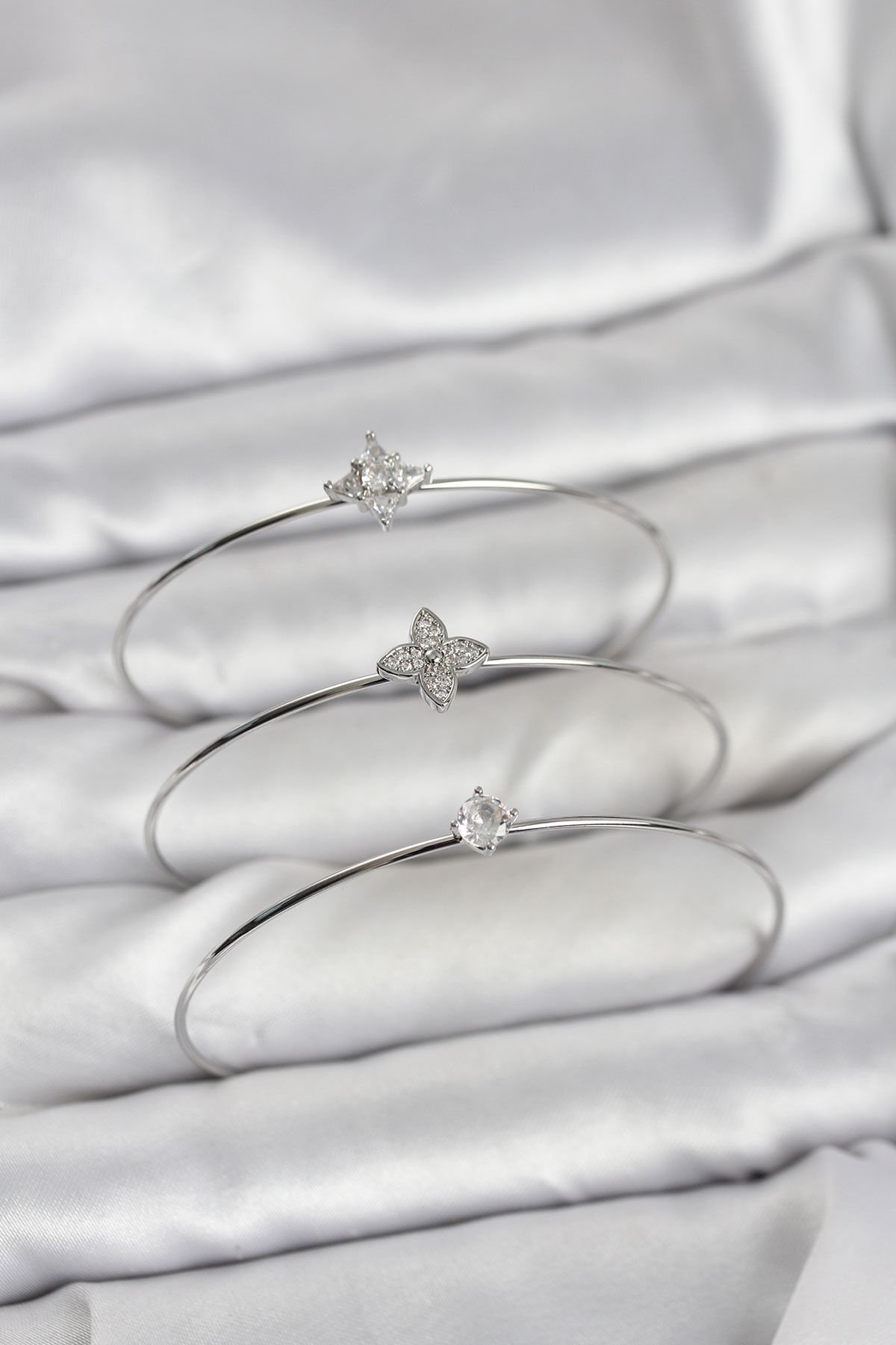 Zirkon Taşlı Gümüş Renk Yonca Model 3'lü Kadın Bileklik Kombini