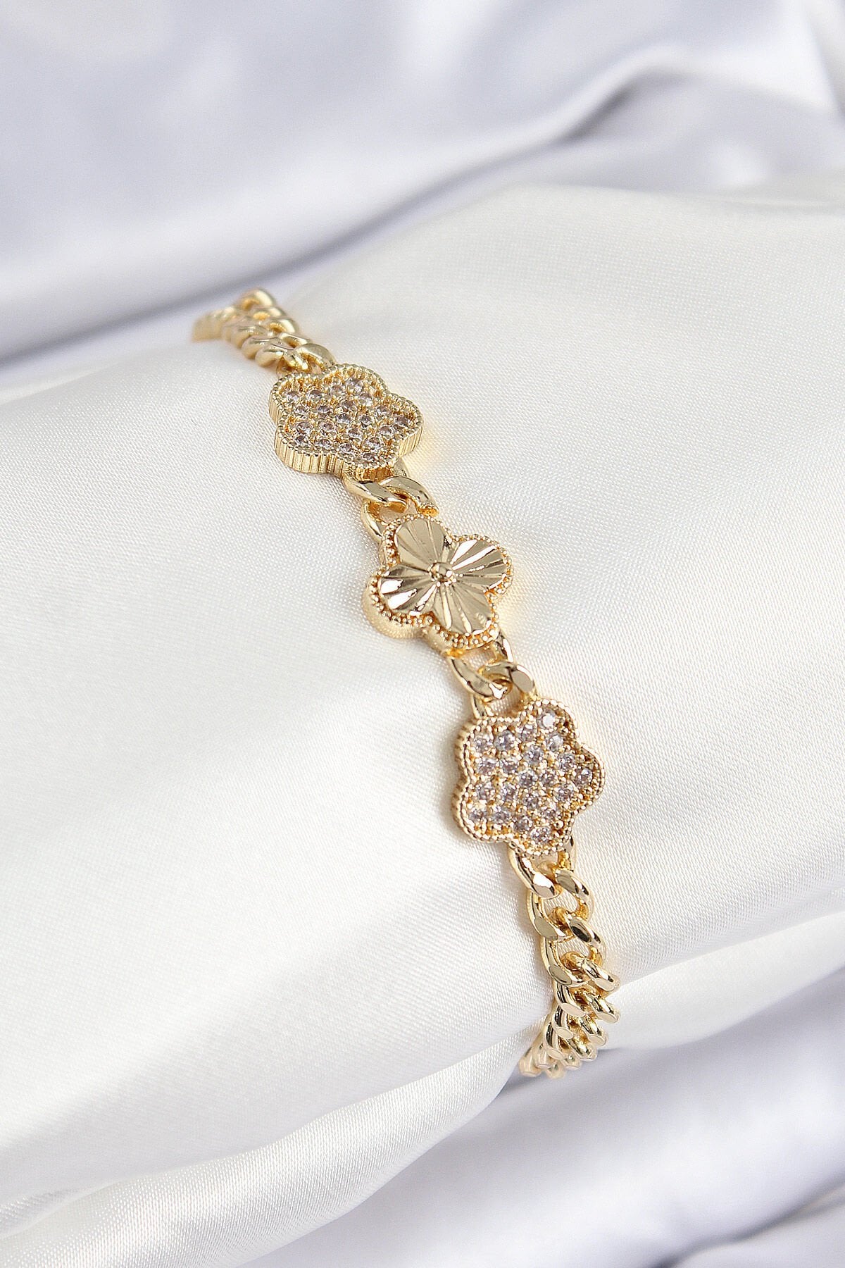 Pirinç Zirkon Taşlı Yonca Model Gold Renk Kadın Bileklik