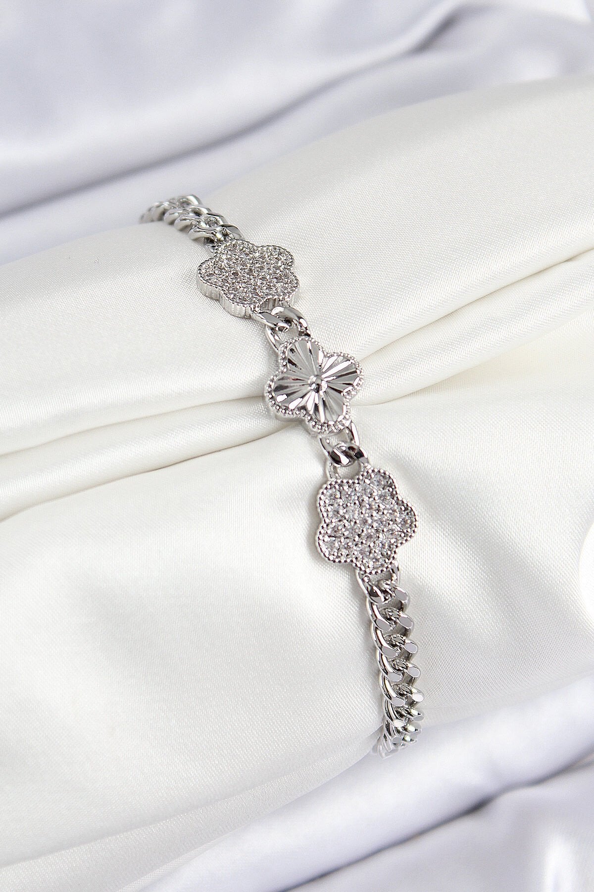 Pirinç Zirkon Taşlı Yonca Model Gümüş Renk Kadın Bileklik