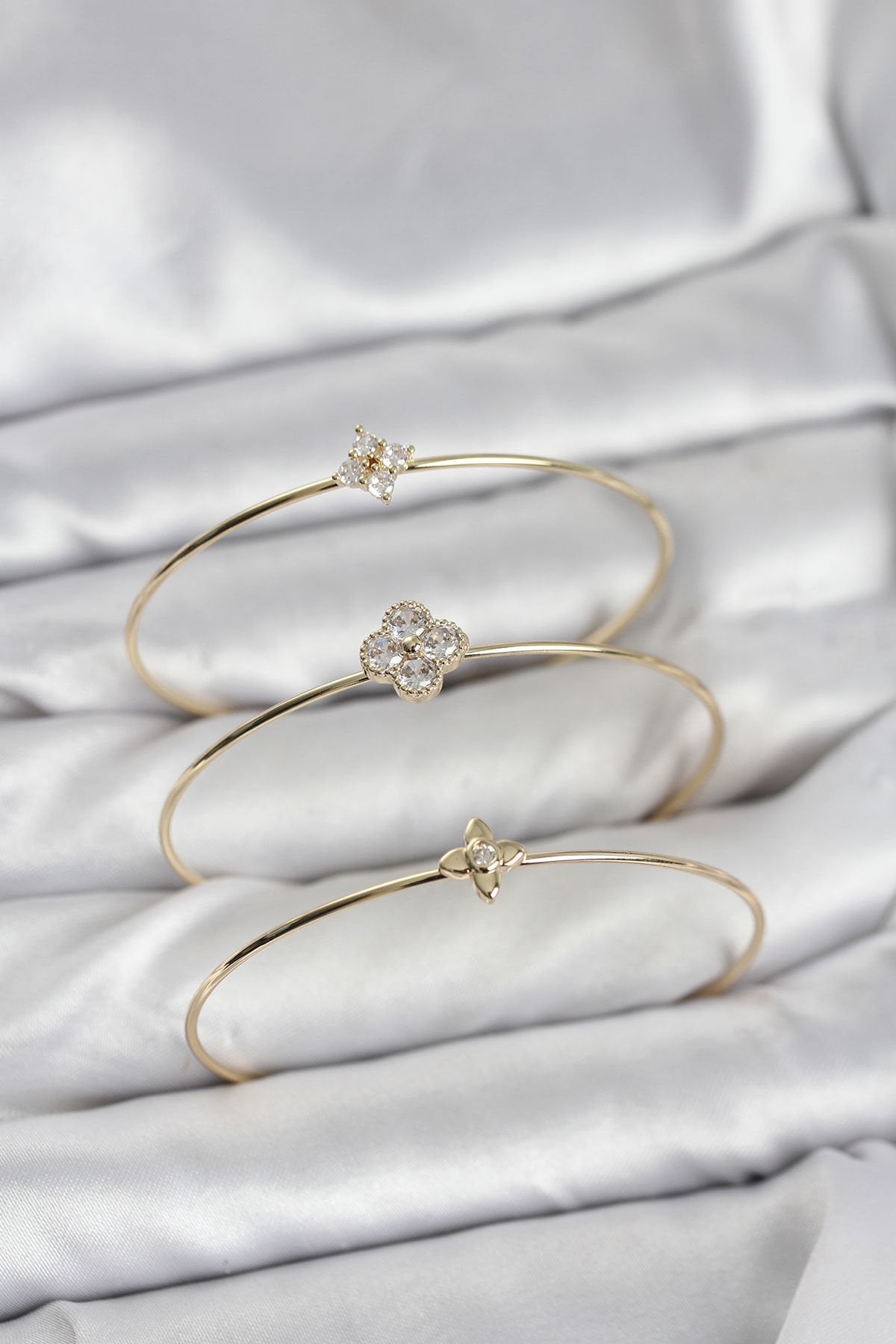 Zirkon Taşlı Gold Renk Yonca Tasarım 3'lü Kadın Bileklik Kombini