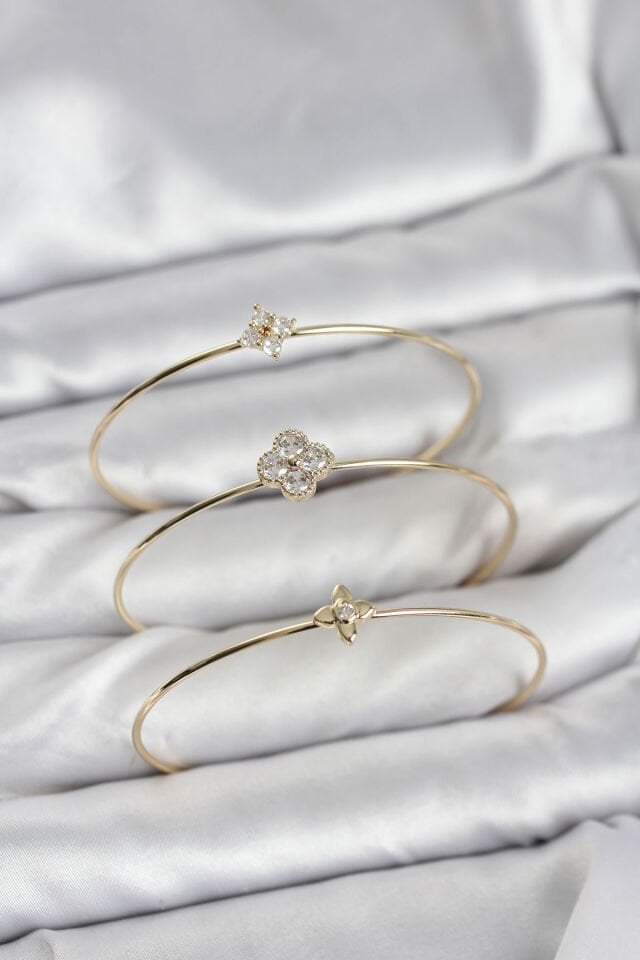 Zirkon Taşlı Gold Renk Yonca Tasarım 3'lü Kadın Bileklik Kombini