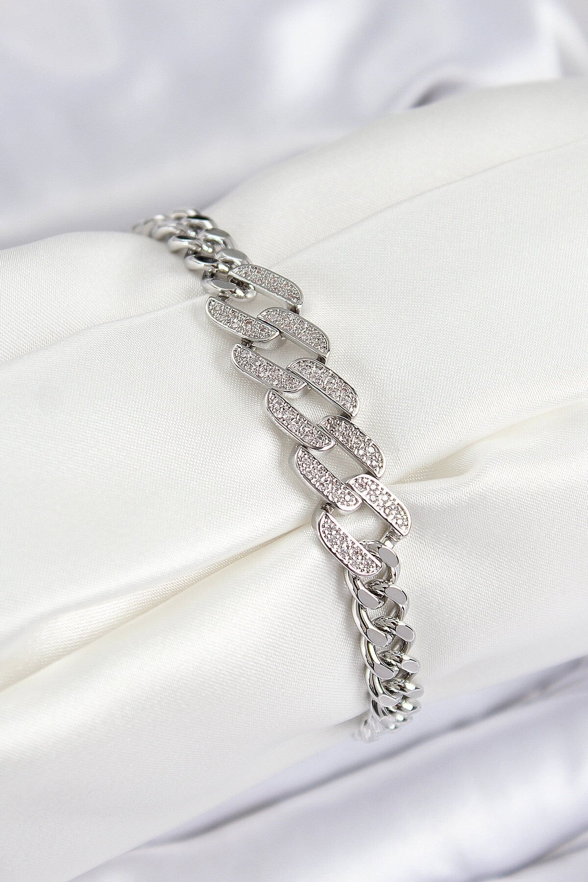 Pirinç Zirkon Taşlı Ezme Küba Zincir Model Gümüş Renk Kadın Bileklik