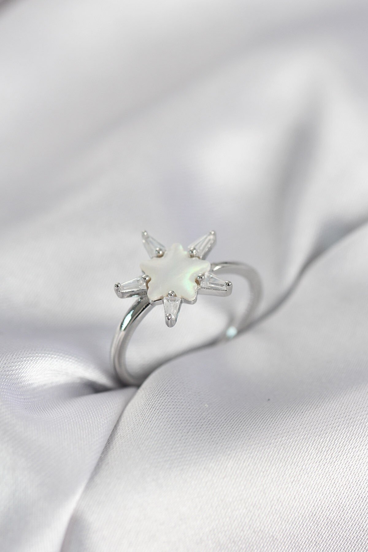 Gümüş Renk Yıldız Model Sedefli Zirkon Taşlı Kadın Yüzük