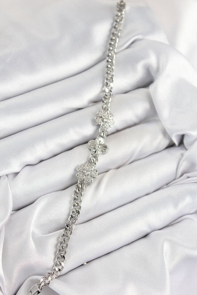 Pirinç Zirkon Taşlı Yonca Model Gümüş Renk Kadın Bileklik