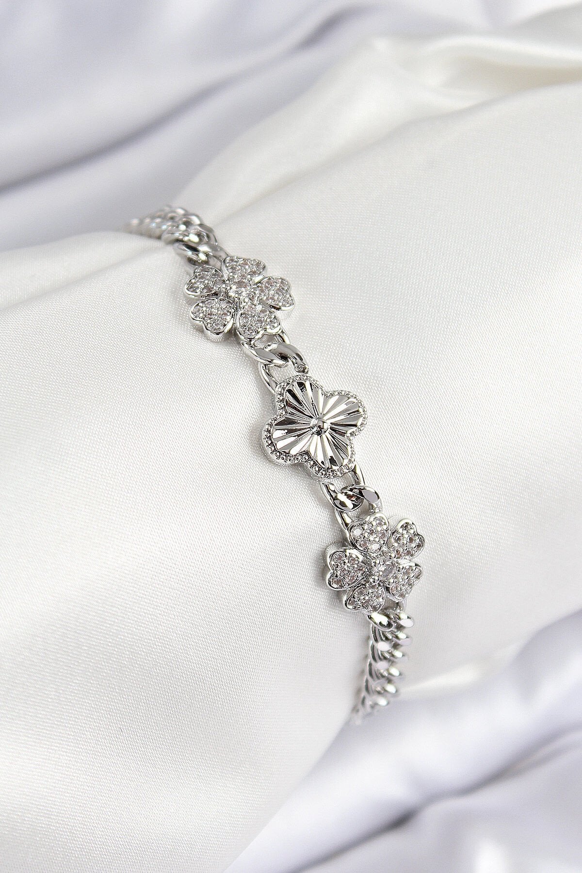 Pirinç Zirkon Taşlı Yonca Model Gümüş Renk Kadın Bileklik