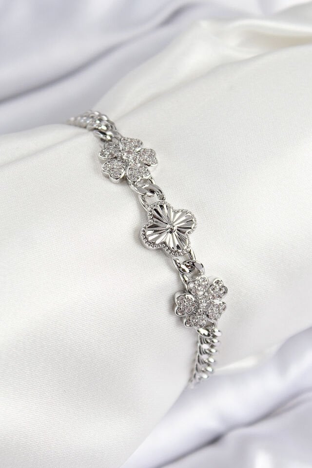 Pirinç Zirkon Taşlı Yonca Model Gümüş Renk Kadın Bileklik