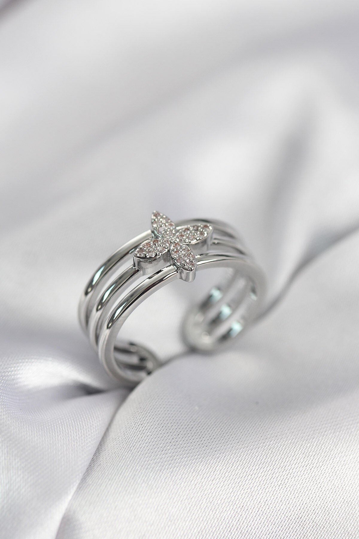 Gümüş Renk Zirkon Taşlı Yonca Model Kadın Yüzük