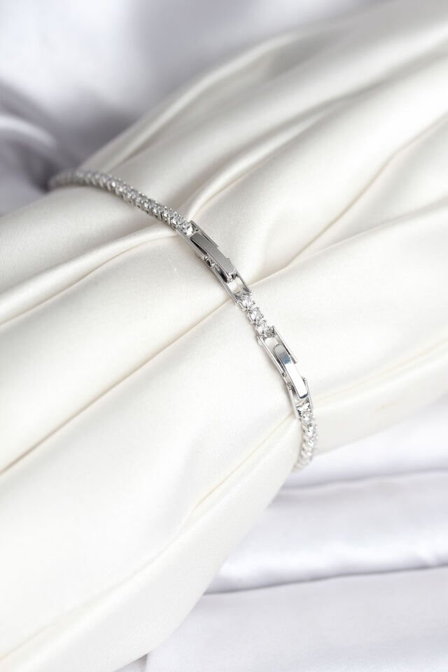 Yıldız Model Zirkon Taşlı Gümüş Renk Pirinç Su Yolu Kadın Bileklik