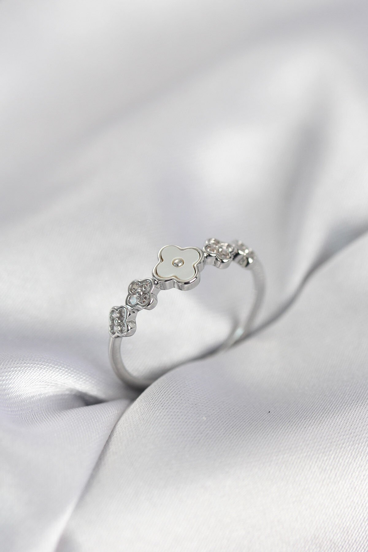 Gümüş Renk Minimal Yonca ve Zirkon Taşlı Kadın Yüzük