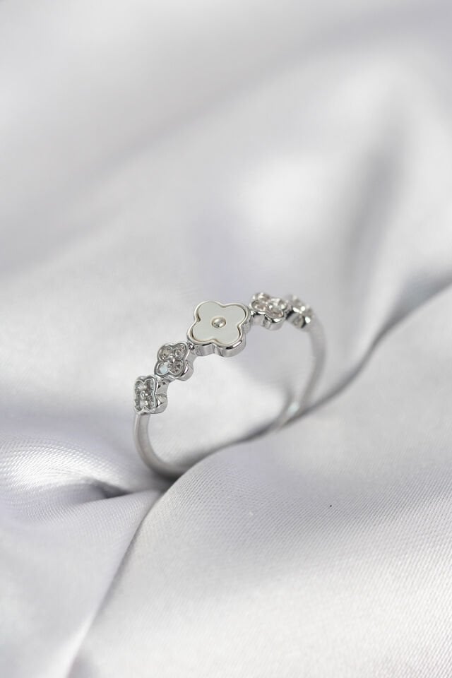 Gümüş Renk Minimal Yonca ve Zirkon Taşlı Kadın Yüzük