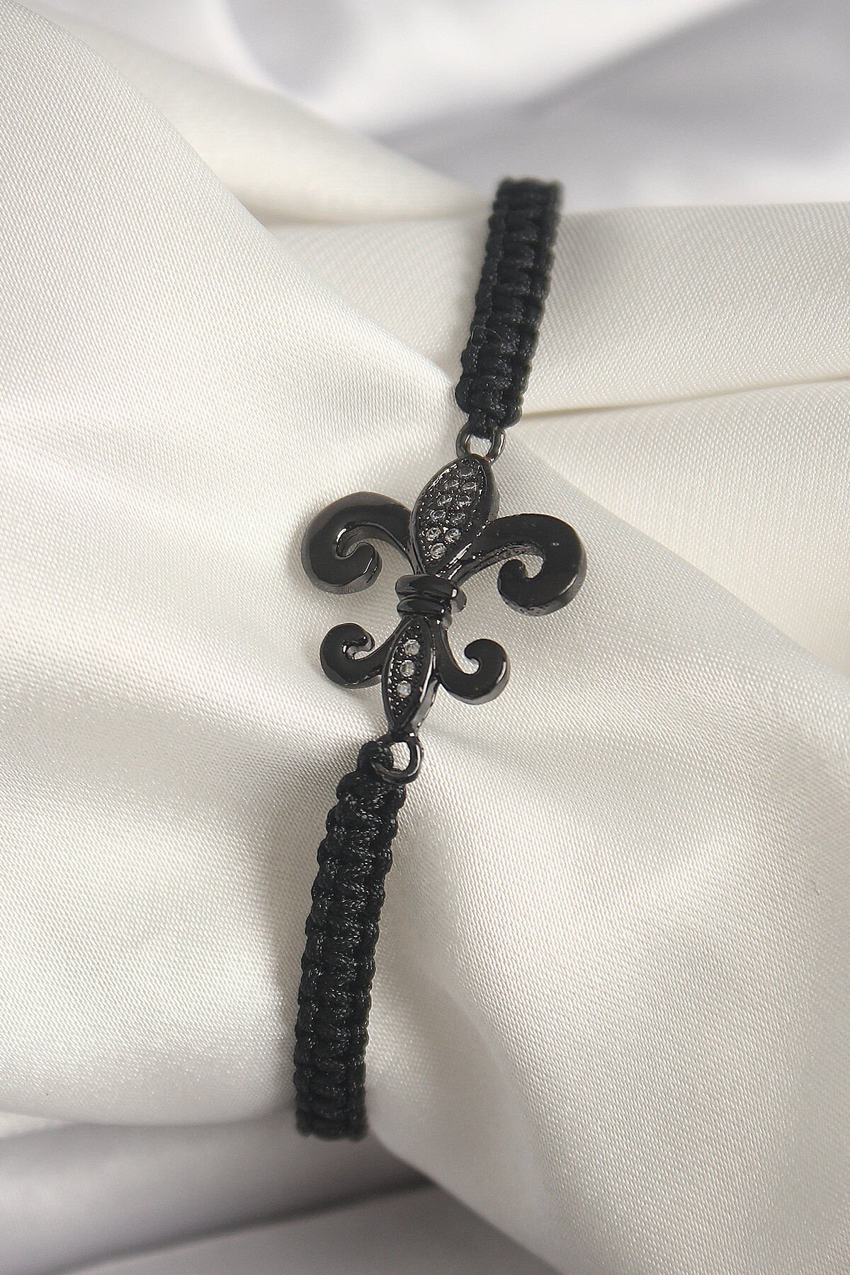 Pirinç Siyah Renk Zirkon Taş İşlemeli Zambak Figür Asansörlü Makrome Model Kadın Bileklik