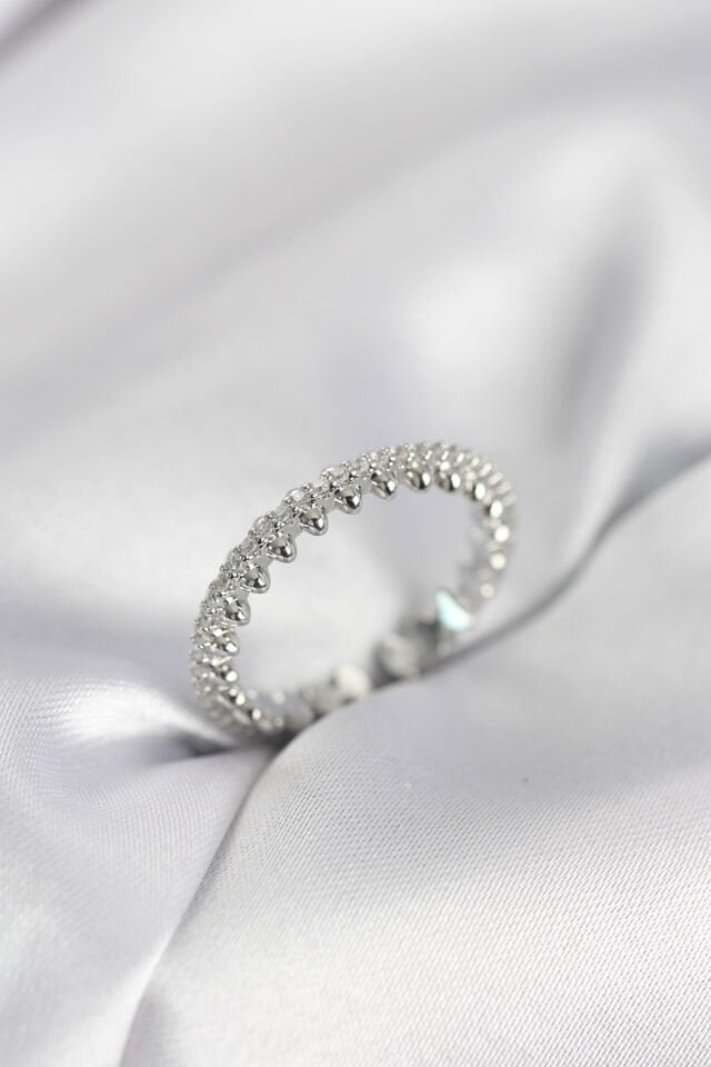 Gümüş Renk Sıralı Zirkon Taşlı Model Kadın Yüzük