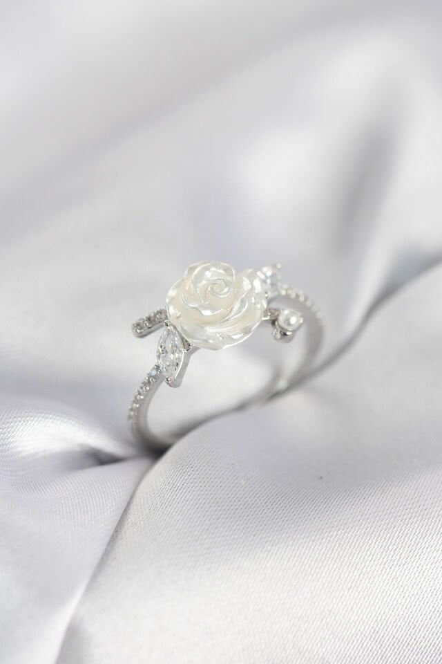 Gümüş Renk Gül Model Zirkon Taşlı Kadın Yüzük