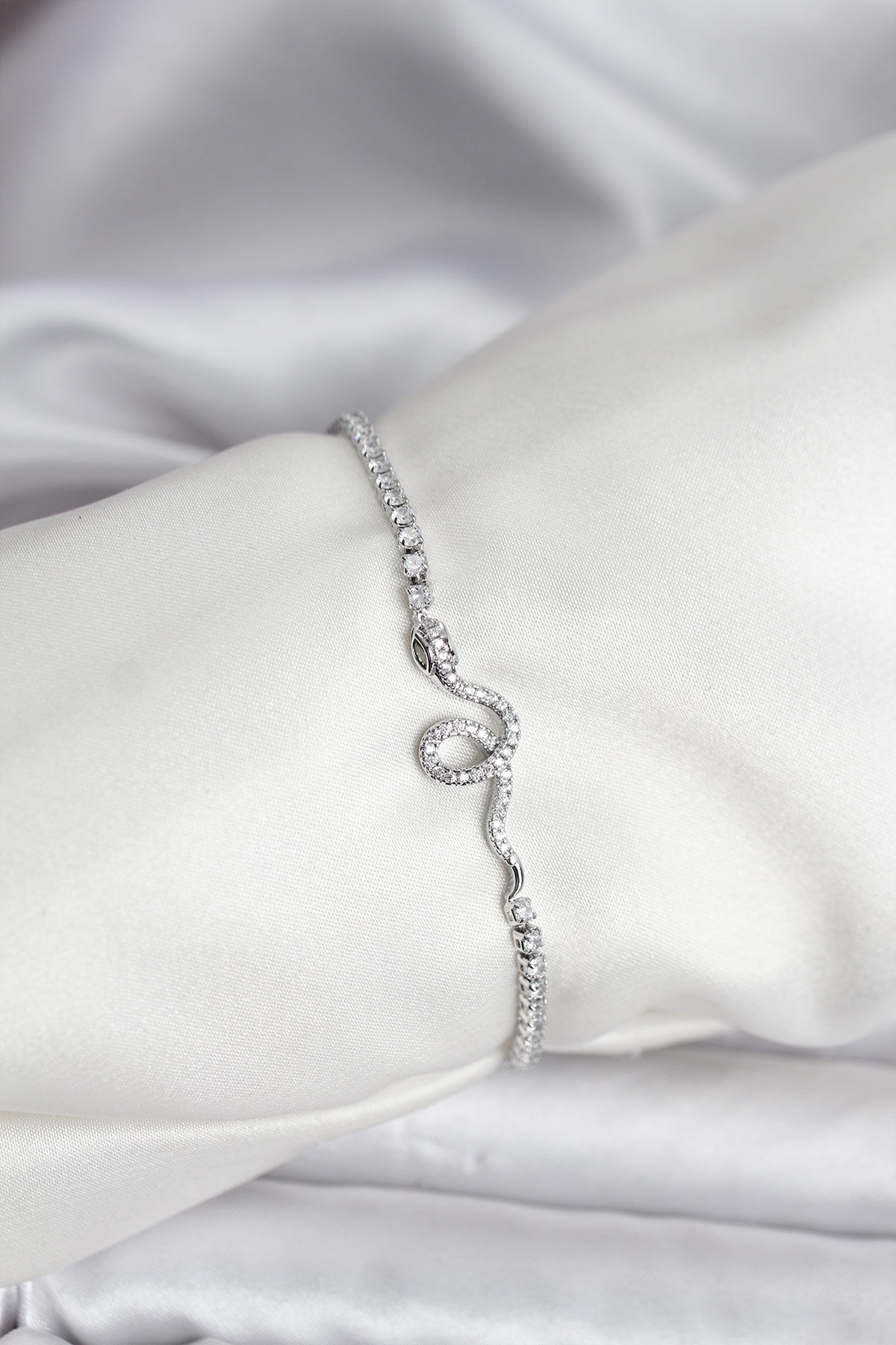 Yılan Model Zirkon Taşlı Gümüş Renk Pirinç Su Yolu Kadın Bileklik