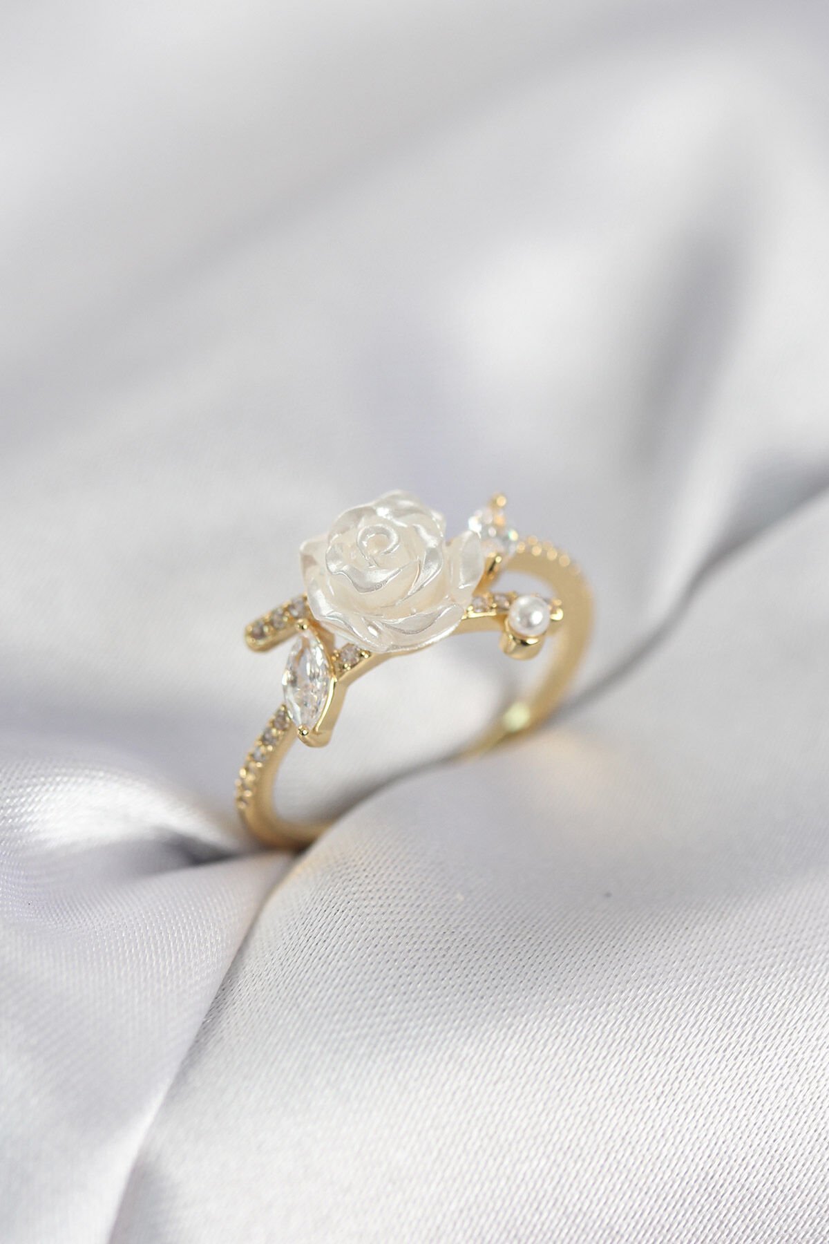 Gold Renk Gül Model Zirkon Taşlı Kadın Yüzük