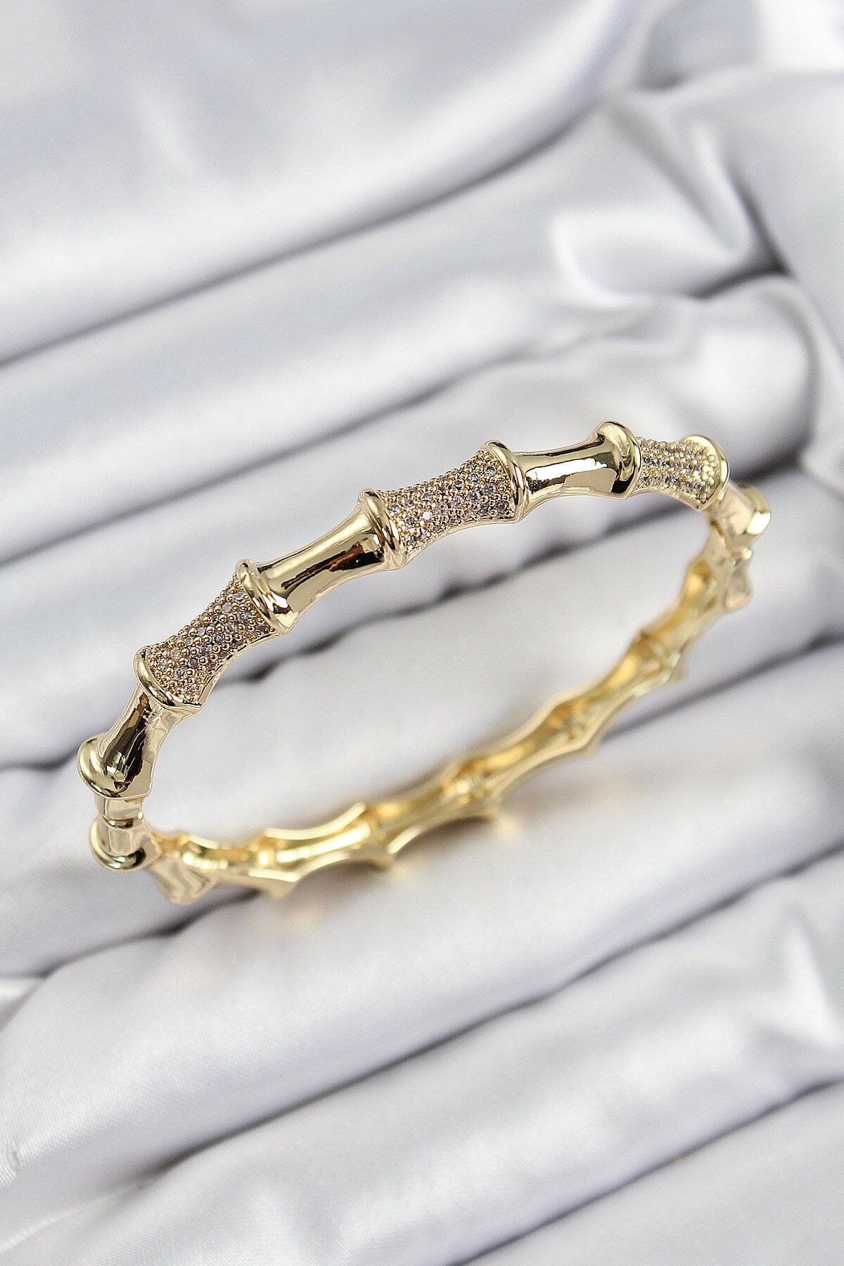 Pirinç Zirkon Taşlı Kemik Model Gold Renk Vip Kadın Bileklik