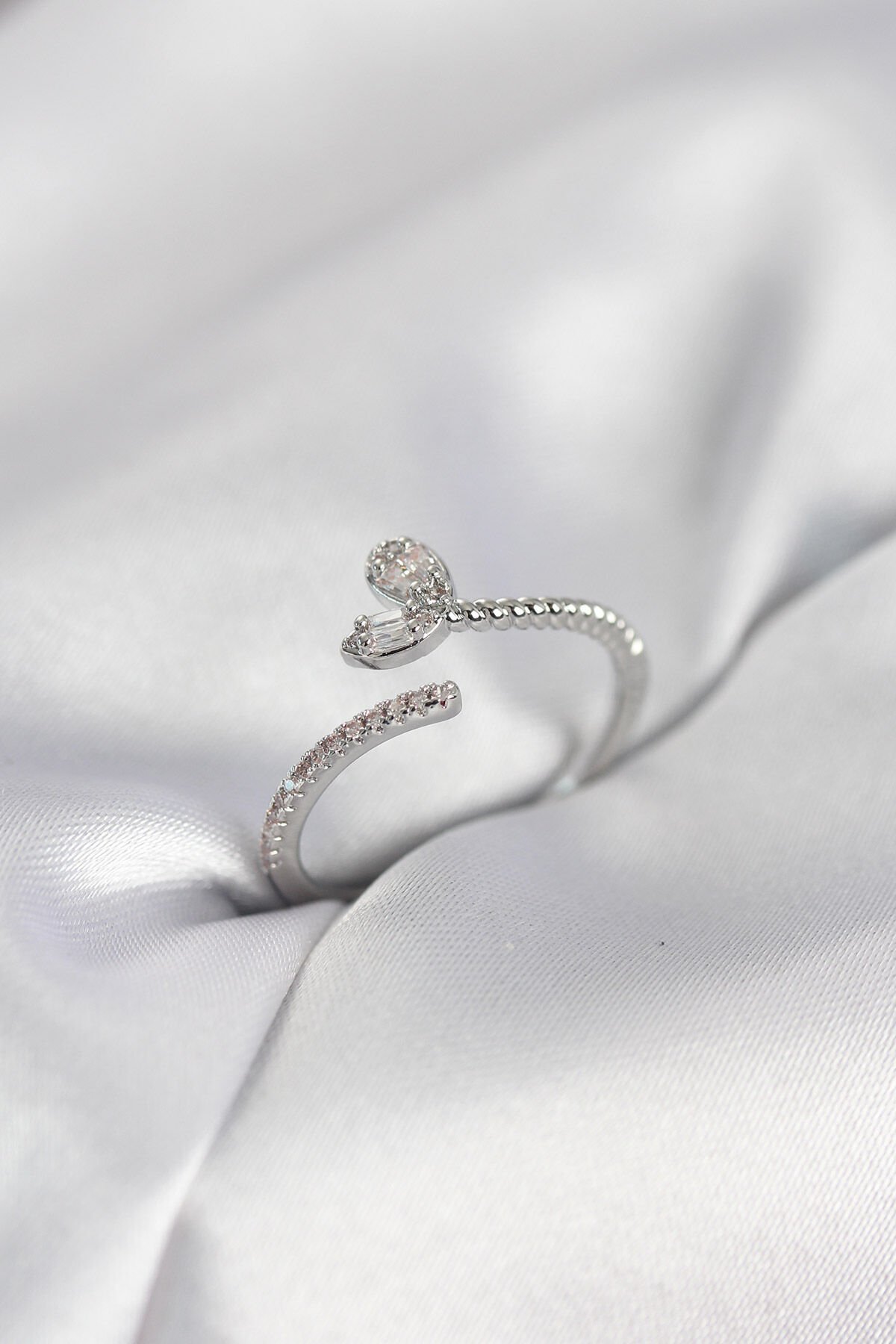 Gümüş Renk Pirinç Kuyruklu Kalp Model Kadın Yüzük