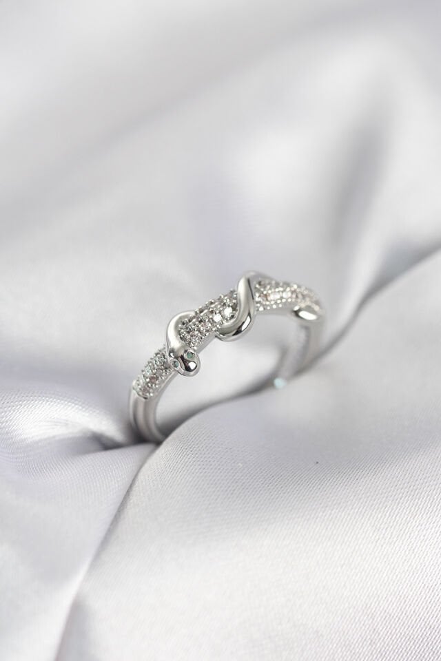 Gümüş Renk Zirkon Taşlı Sarmal Yılan Model Kadın Yüzük