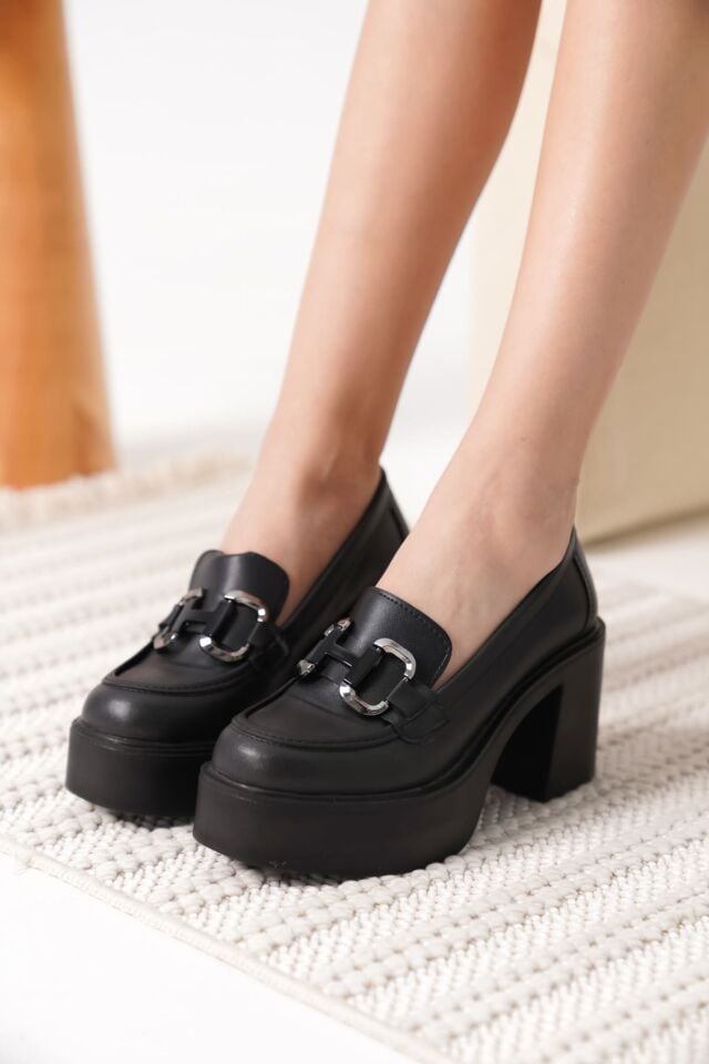 Siyah Gümüş Tokalı Kadın Loafer TR17MS03D