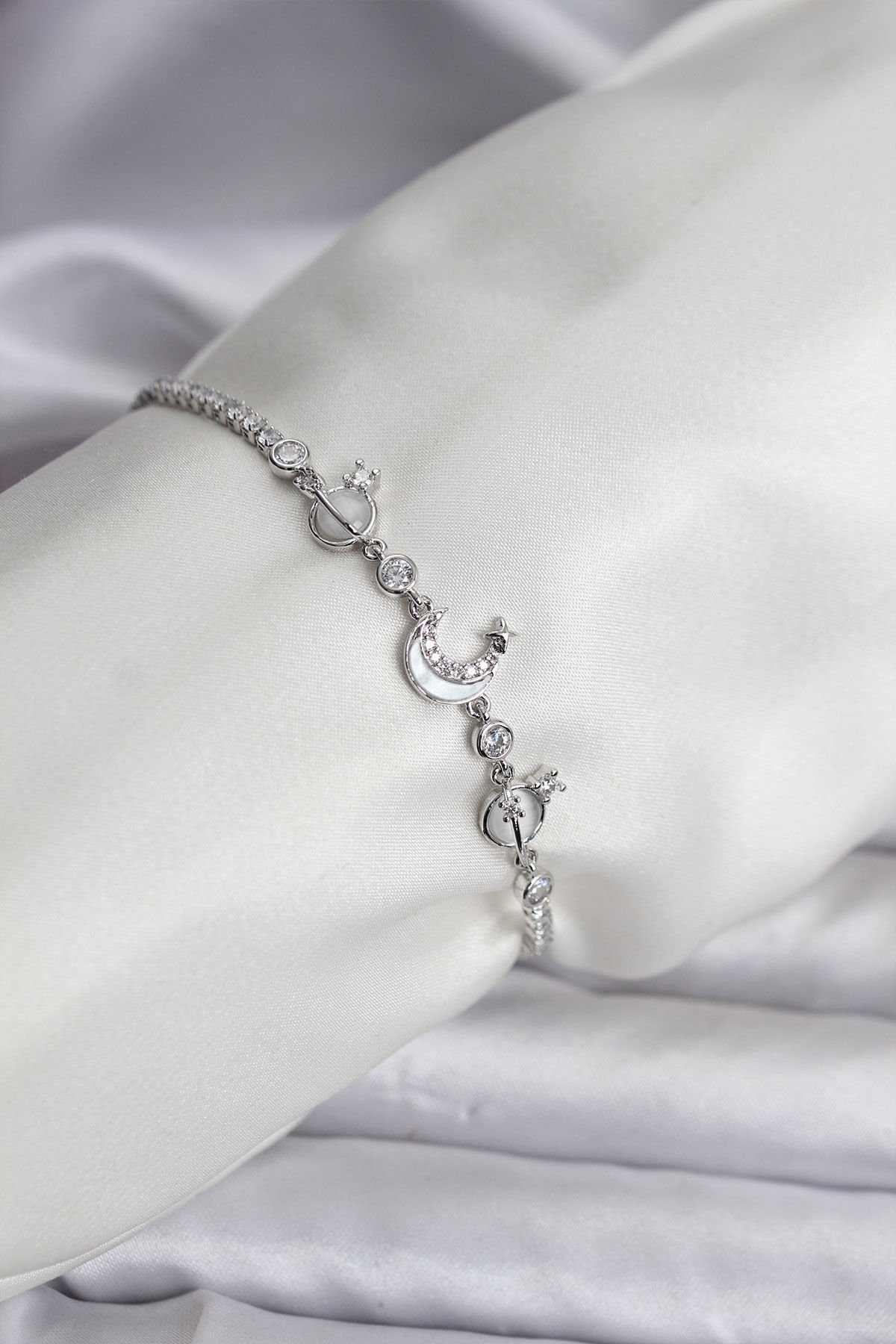 Charmlı Model Zirkon Taşlı Gümüş Renk Su Yolu Kadın Bileklik