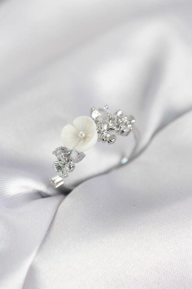 Gümüş Renk Pirinç Çiçek Model Zirkon Taşlı Kadın Yüzük