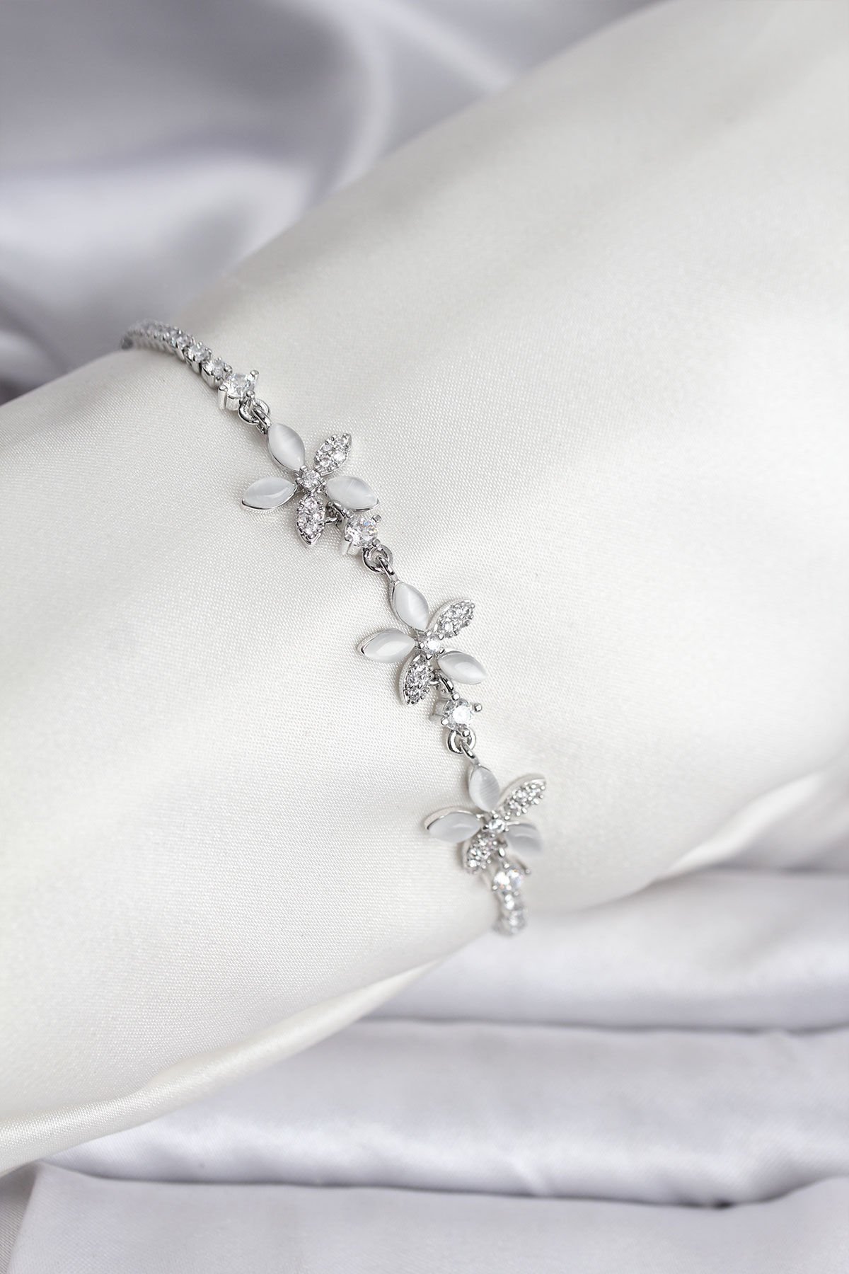 Çiçek Model Zirkon Taşlı Gümüş Renk Pirinç Su Yolu Kadın Bileklik