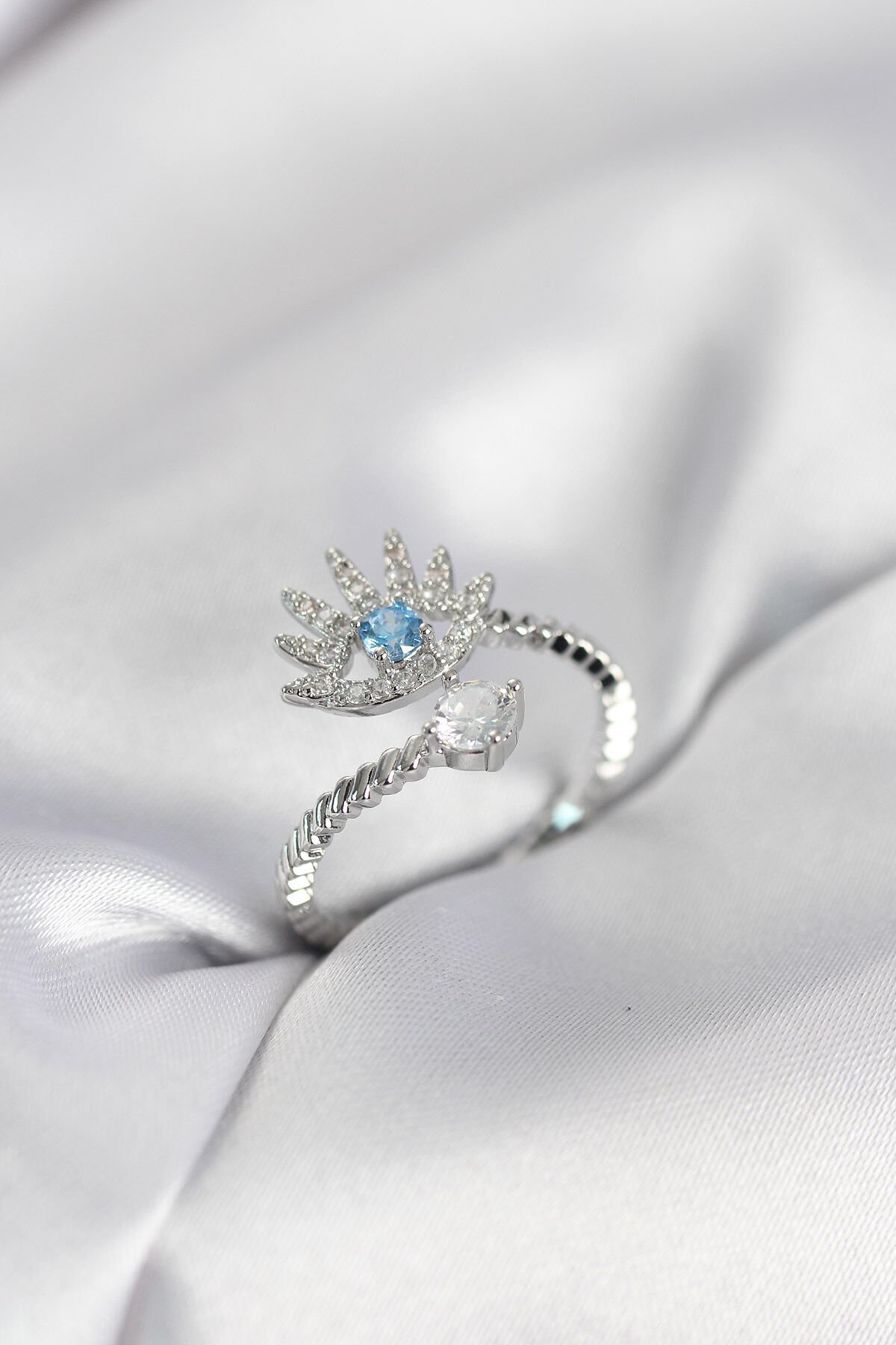 Gümüş Renk Göz Model Zirkon Taşlı Kadın Yüzük