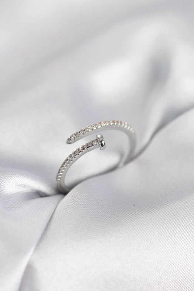 Çivi Model Zirkon Taşlı Gümüş Renk Kadın Yüzük