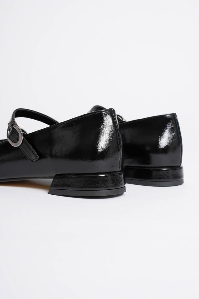 Kadın Siyah Günlük Kısa Topuklu Ayakkabı TR23MS01A