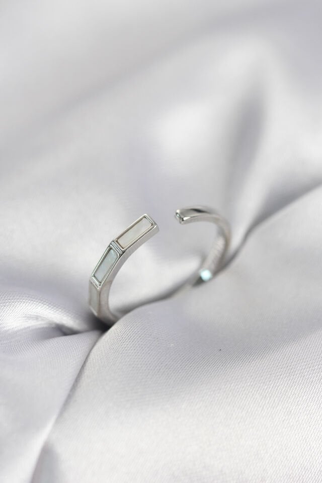 Gümüş Renk Sedefli Çubuk Model Kadın Yüzük