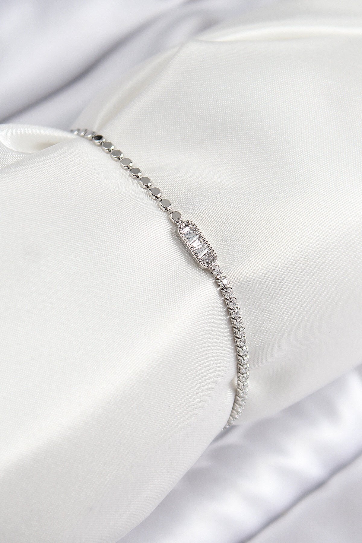 Pirinç Zirkon Taşlı Dikdörtgen Model Ezme Zincir Gümüş Renk Kadın Bileklik