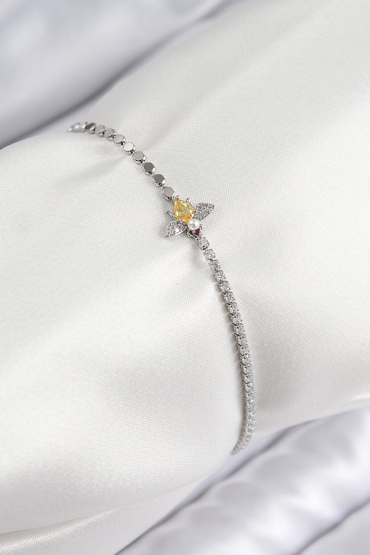 Pirinç Zirkon Taşlı Arı Model Ezme Zincir Gümüş Renk Kadın Bileklik