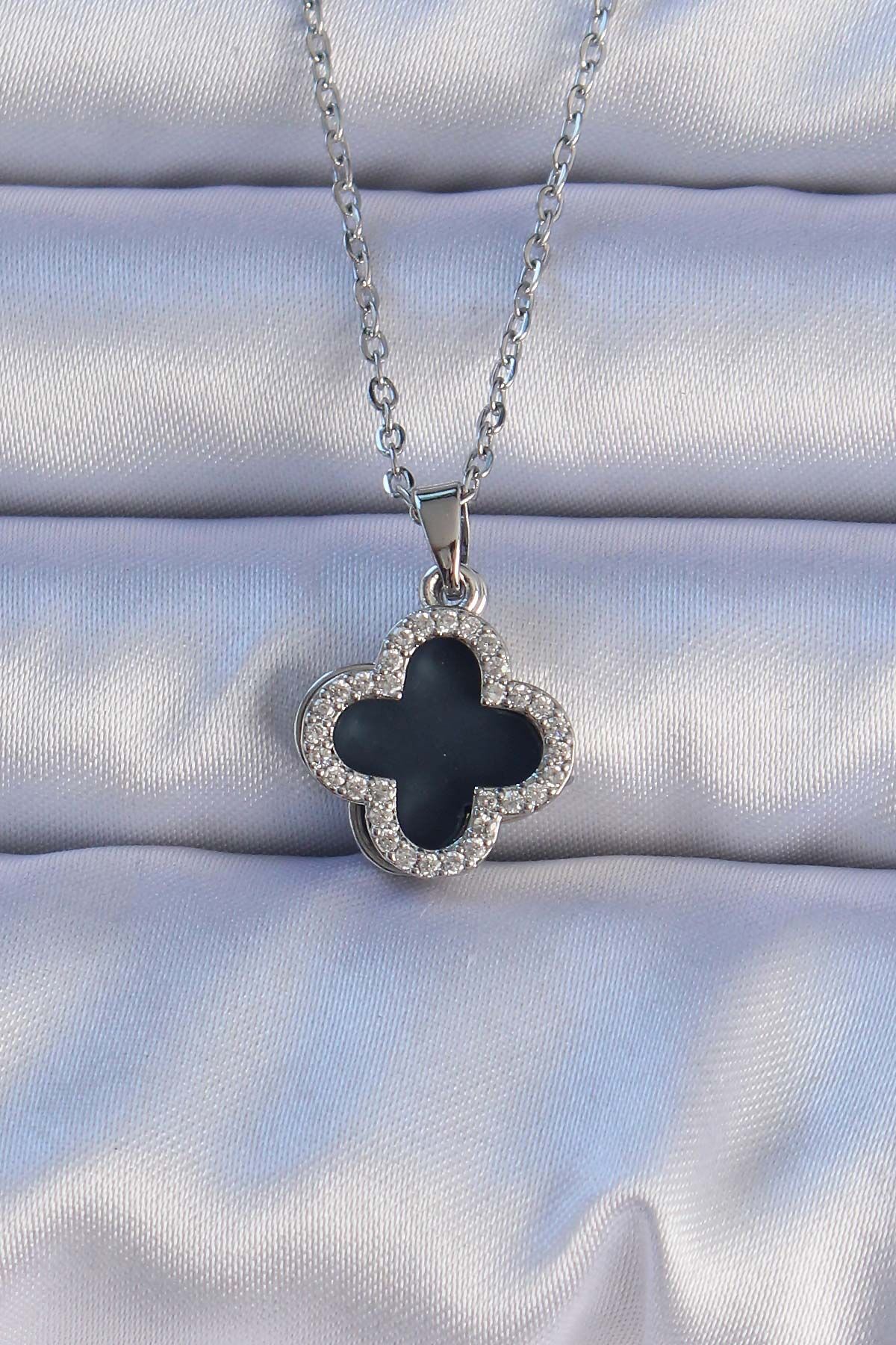 316L Çelik Gümüş Renk Siyah Mineli Zirkon Taşlı Yonca Figürlü Kolye