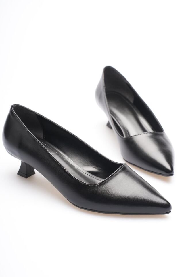 Siyah Kadın Günlük Kısa Topuklu Stiletto Ayakkabı TR20MS03A