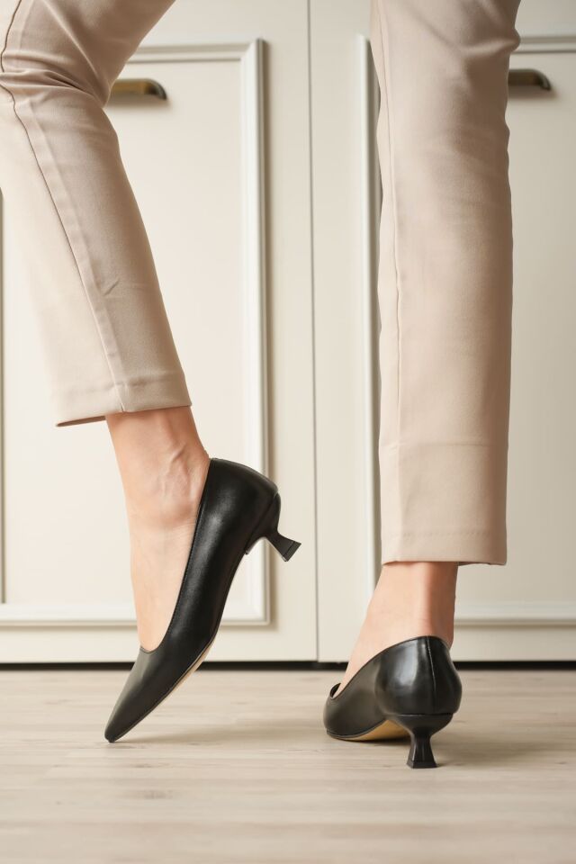 Siyah Kadın Günlük Kısa Topuklu Stiletto Ayakkabı TR20MS03A