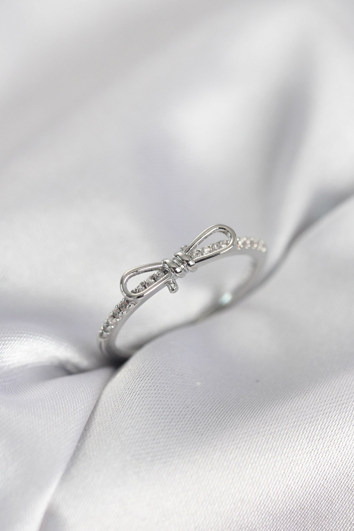 Fiyonk Model Zirkon Taşlı Gümüş Renk Kadın Yüzük