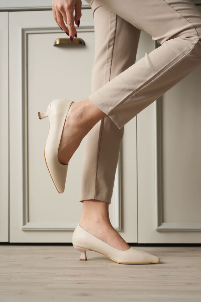 Bej Kadın Günlük Kısa Topuklu Stiletto Ayakkabı TR20MS03B