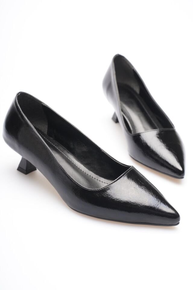 Kadın Siyah Kırışık Rugan Kısa Topuklu Stiletto Ayakkabı TR20MS03C