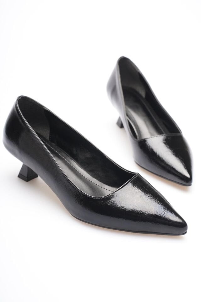 Kadın Siyah Kırışık Rugan Kısa Topuklu Stiletto Ayakkabı TR20MS03C