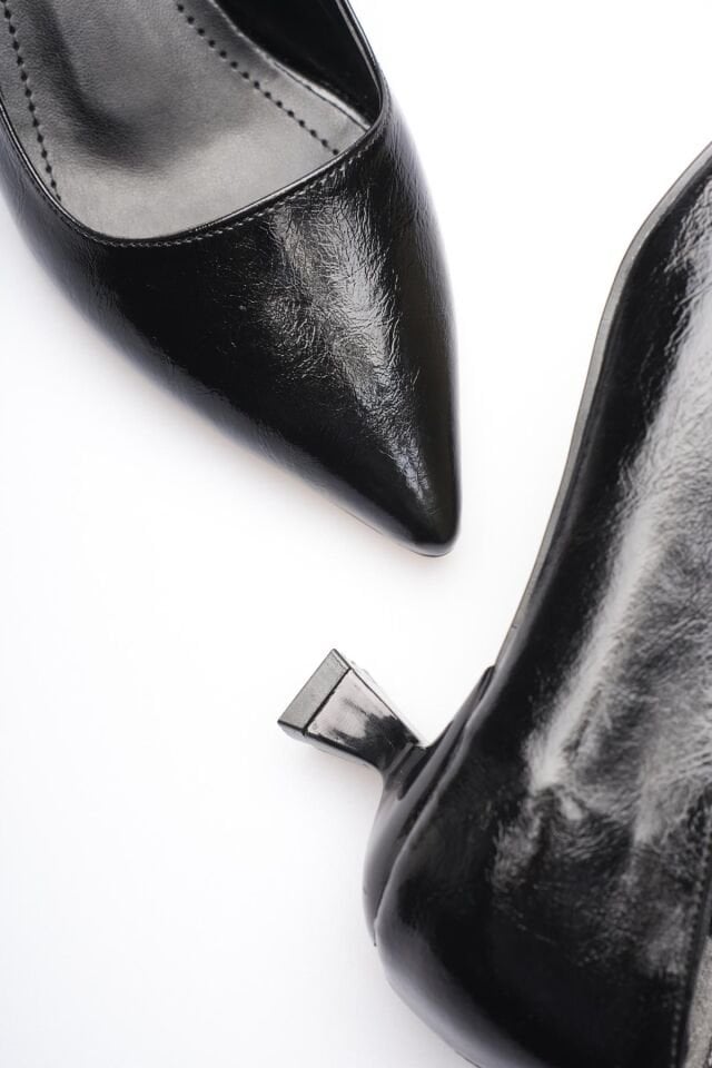 Kadın Siyah Kırışık Rugan Kısa Topuklu Stiletto Ayakkabı TR20MS03C