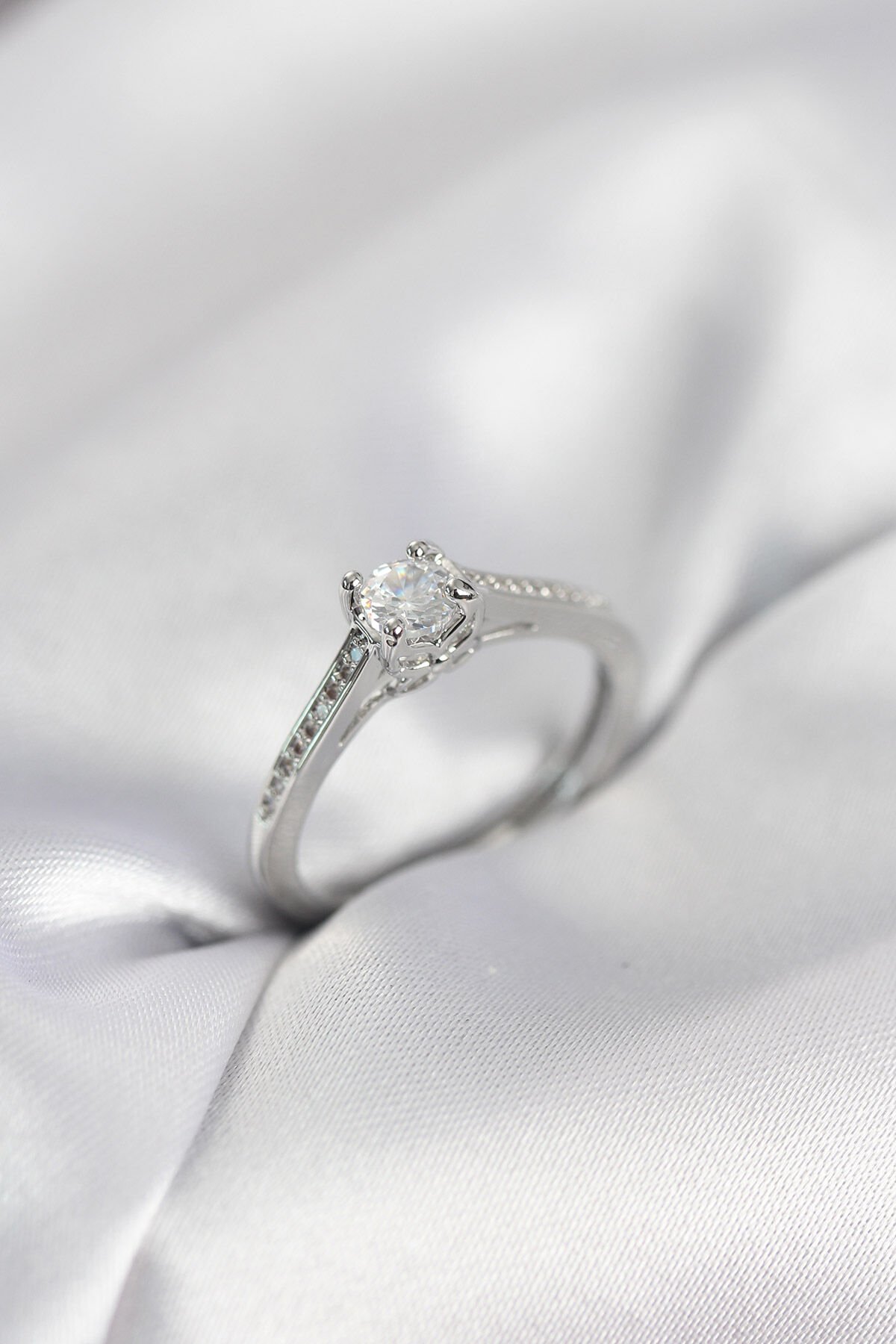 Tek Taş Gümüş Renk Zirkon Taşlı Model Kadın Yüzük