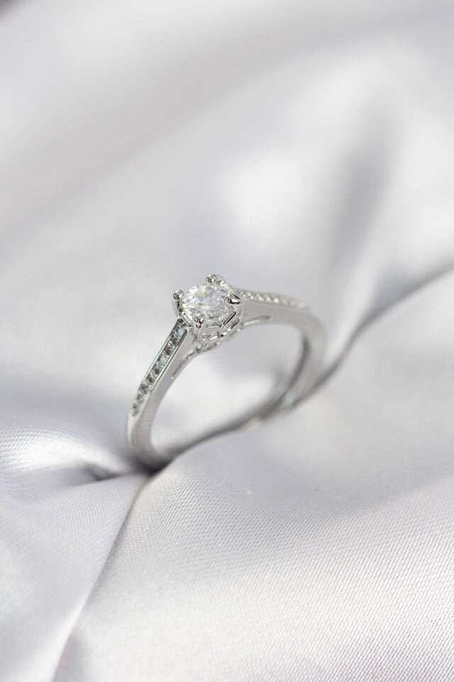 Tek Taş Gümüş Renk Zirkon Taşlı Model Kadın Yüzük