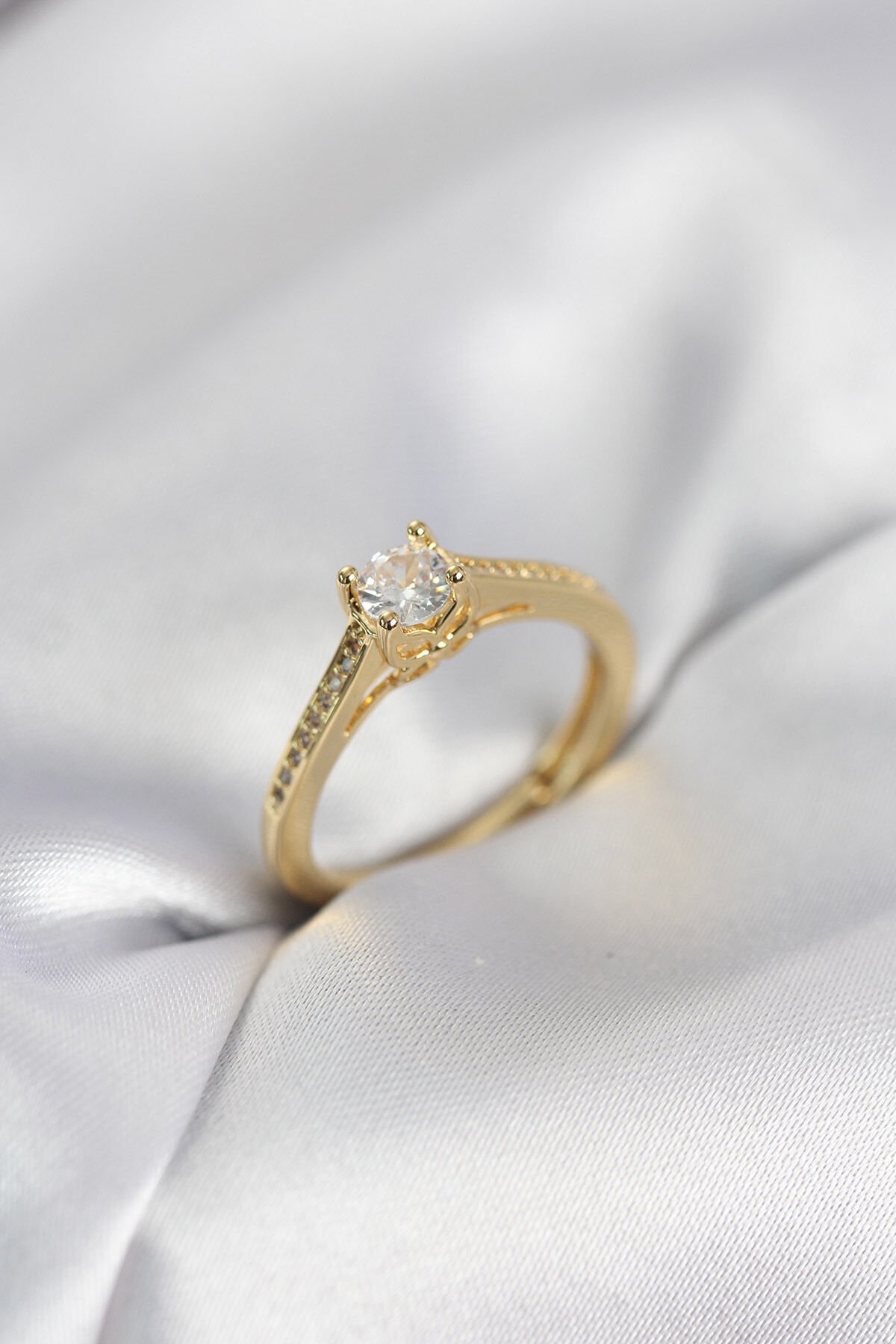 Tek Taş Gold Renk Zirkon Taşlı Model Kadın Yüzük