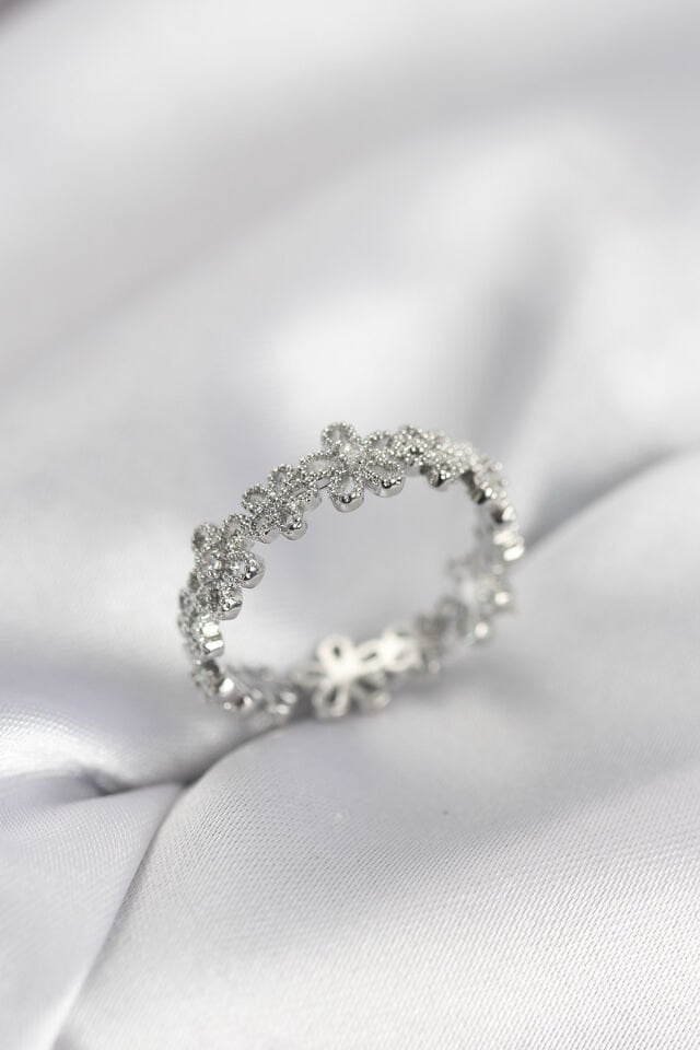 Gümüş Renk Sıralı Çiçek Model Zirkon Taşlı Kadın Yüzük