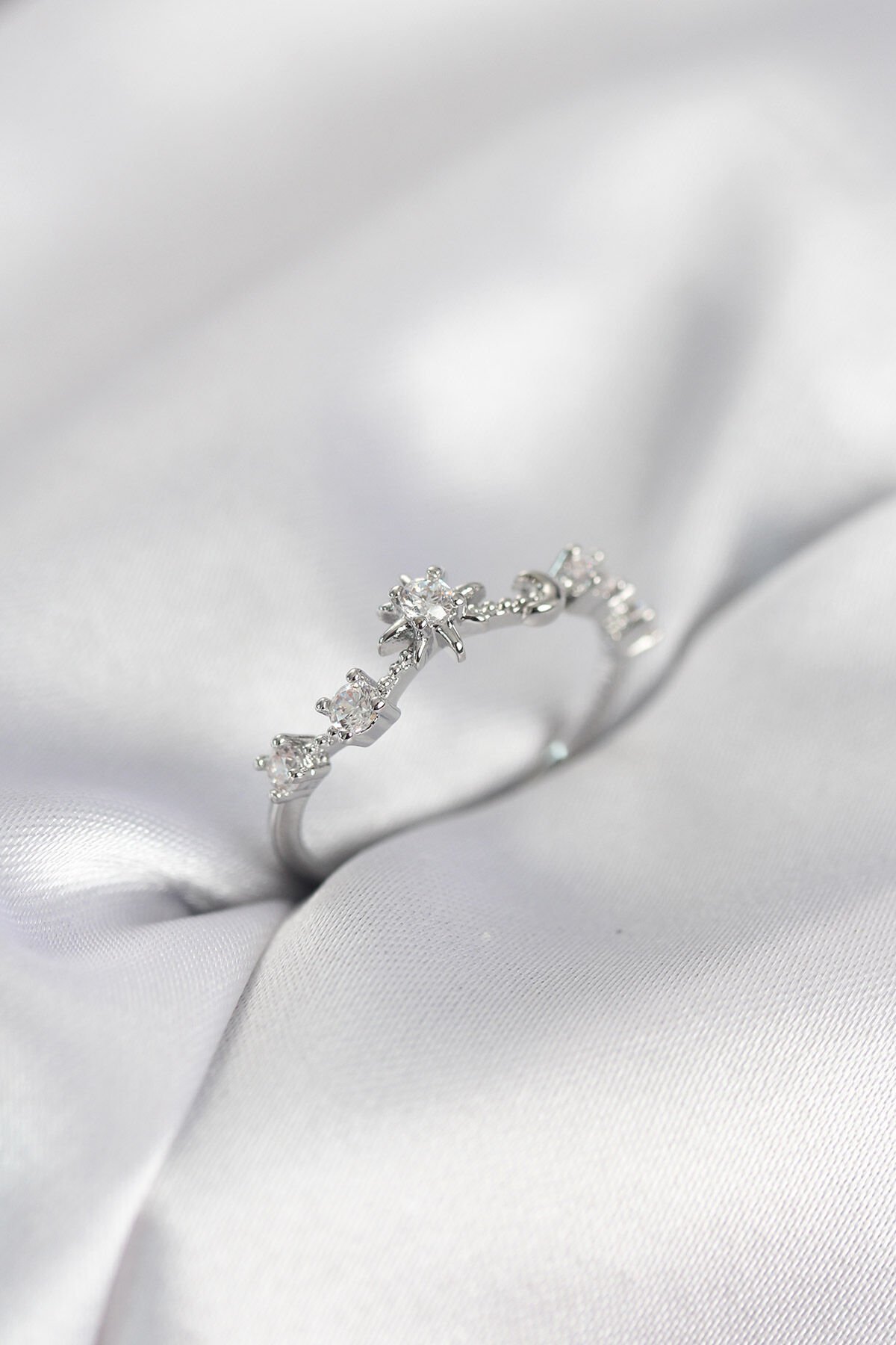 Gümüş Renk Gece Temalı Zirkon Taşlı Kadın Yüzük