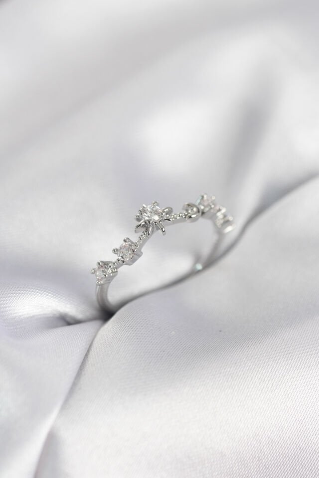 Gümüş Renk Gece Temalı Zirkon Taşlı Kadın Yüzük