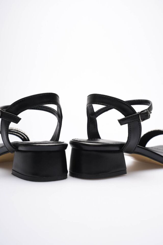 Kadın Siyah Taş Detaylı Kalın Topuklu Şık Sandalet TR20MY26A